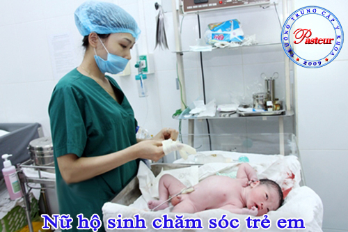 Nữ hộ sinh chăm sóc trẻ sơ sinh