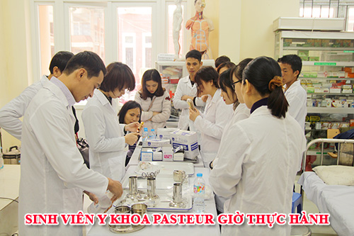 Sinh viên Y khoa Pasteur giờ thực hành